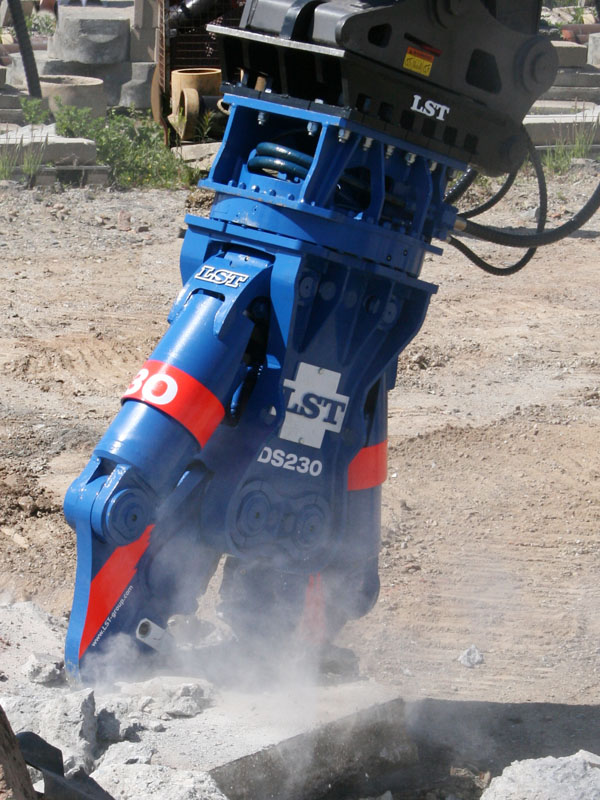 LST DS 230 Kombizange als Betonbeißer montiert an Abbruchbagger bei Gebäuderückbau