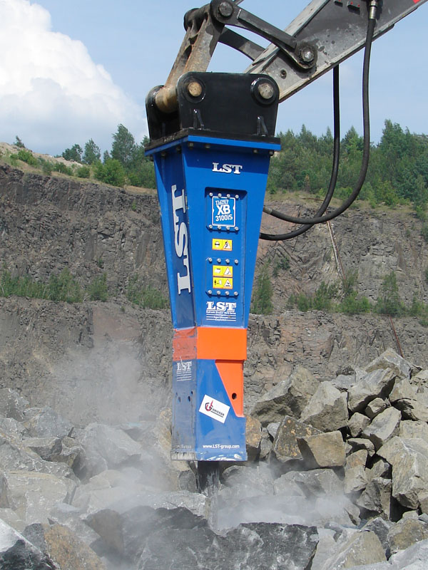 LST XB 3100 Hydraulikhammer bei Betonabbruch mit Kettenbagger im Einsatz