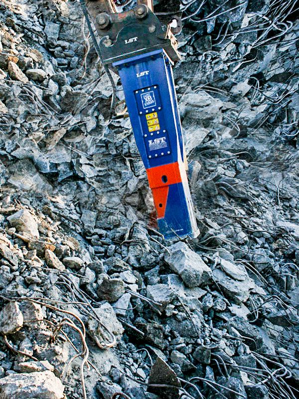 LST XB 5100 Hydraulikhammer montiert an Großbagger für Steinbrucharbeiten